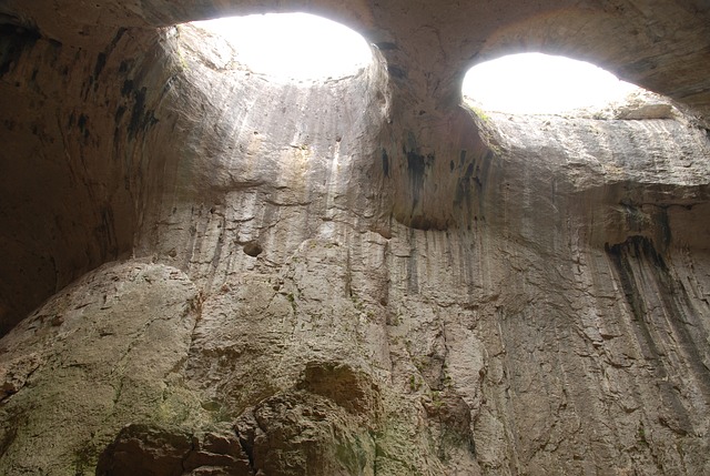 Bulharská jaskyňa s vysokými stenami a slnkom.jpg